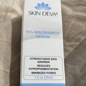 15% Niacinamide Serum - White and Blue